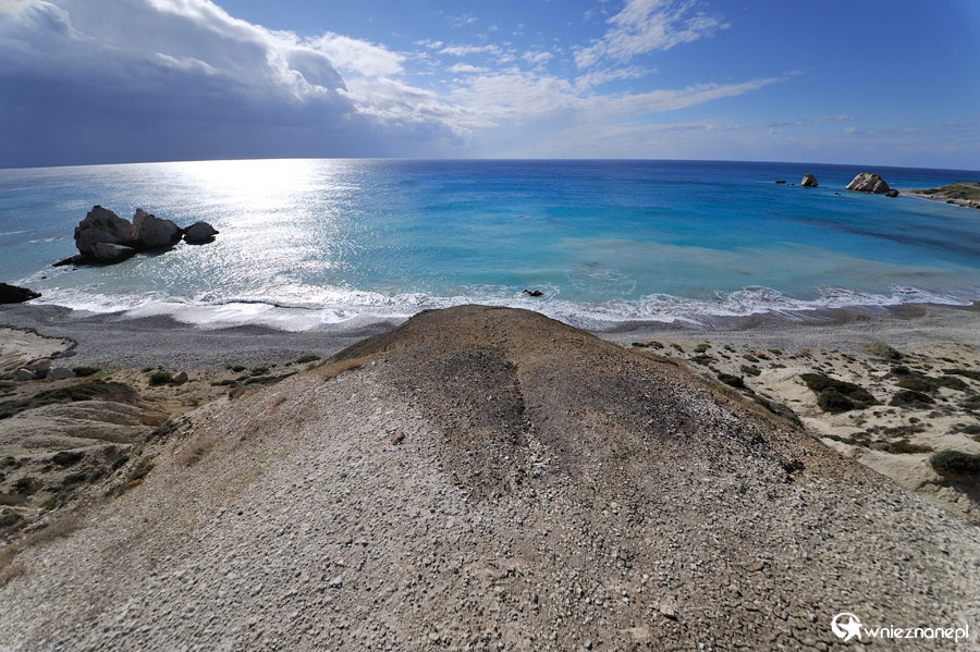 Cypr. Zimowy krajobraz Petra tou Romiou. - foto: wnieznane.pl