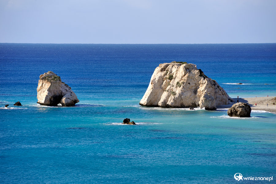 Cypr zimą. Petra tou Romiou zimą prezentuje się równie efektownie, jak latem. - foto: wnieznane.pl
