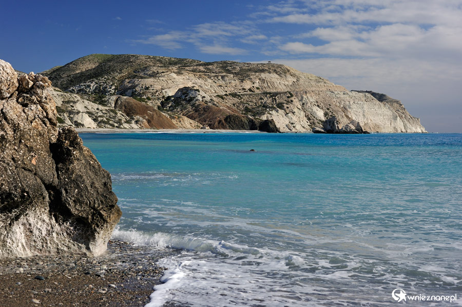 Cypr zimą. Petra tou Romiou zimą prezentuje się równie efektownie, jak latem. - foto: wnieznane.pl