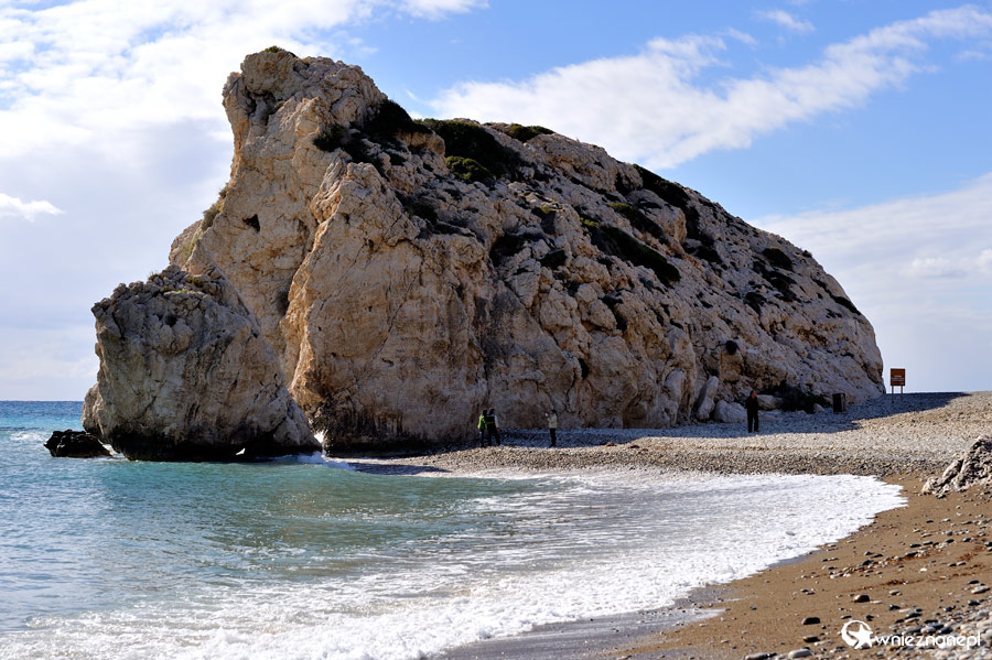 Cypr zimą. Skała Afrodyty oświetlona styczniowym słońcem. - foto: wnieznane.pl