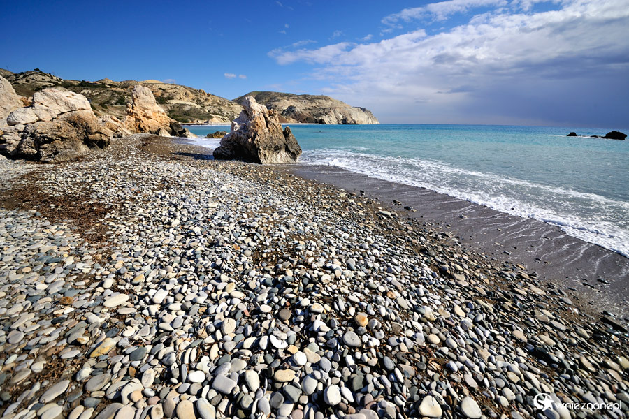 Cypr zimą. Petra tou Romiou zimą prezentuje się równie efektownie, jak latem. - foto: wnieznane.pl