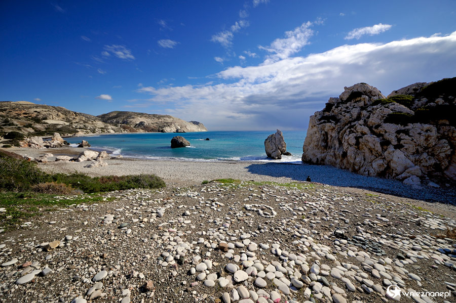 Cypr zimą. Białe skały tworzą piękny krajobraz Petra tou Romiou. - foto: wnieznane.pl