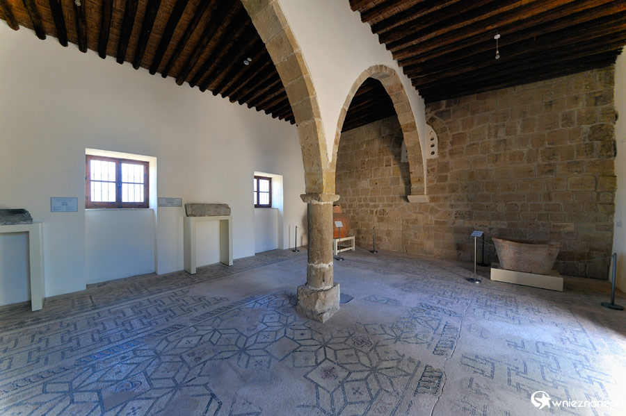 Cypr zimą. Świątynia Afrodyty niedaleko Petra tou Romiou. - foto: wnieznane.pl