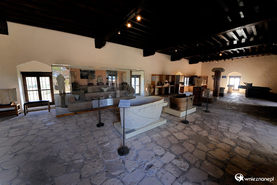 Cypr zimą. Świątynia Afrodyty niedaleko Petra tou Romiou. - foto: wnieznane.pl