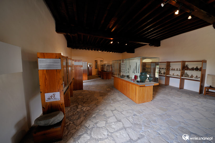 Cypr zimą. Świątynia Afrodyty niedaleko Petra tou Romiou. - foto: wnieznane.pl