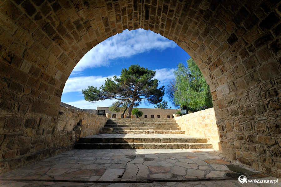 Cypr zimą. Świątynia Afrodyty niedaleko Petra tou Romiou. - foto: wnieznane.pl