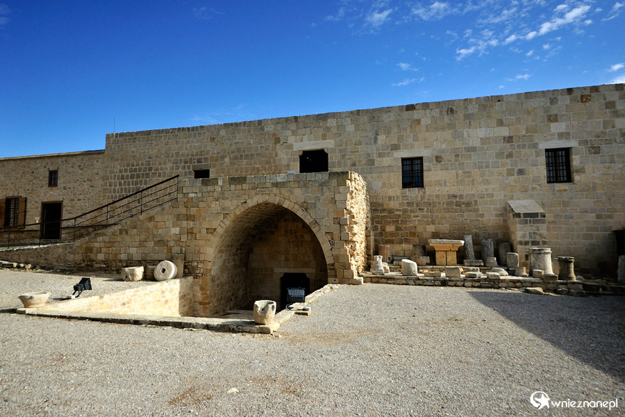 Cypr zimą. Świątynia Afrodyty niedaleko Petra tou Romiou. - foto: wnieznane.pl