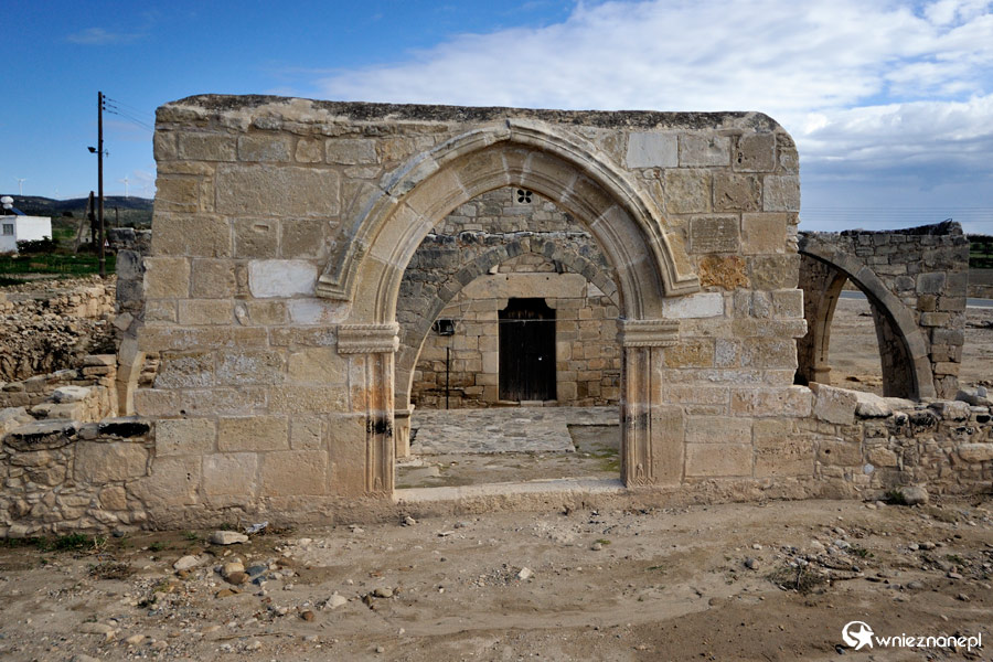 Cypr zimą. Świątynia Afrodyty niedaleko Petra tou Romiou. - foto: wnieznane.pl