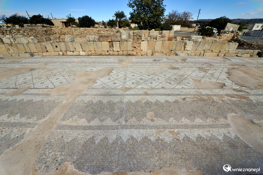 Cypr zimą. Mozaiki na terenie Świątyni Afrodyty niedaleko Petra tou Romiou. - foto: wnieznane.pl