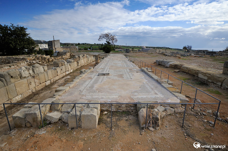 Cypr zimą. Mozaiki na terenie Świątyni Afrodyty niedaleko Petra tou Romiou. - foto: wnieznane.pl