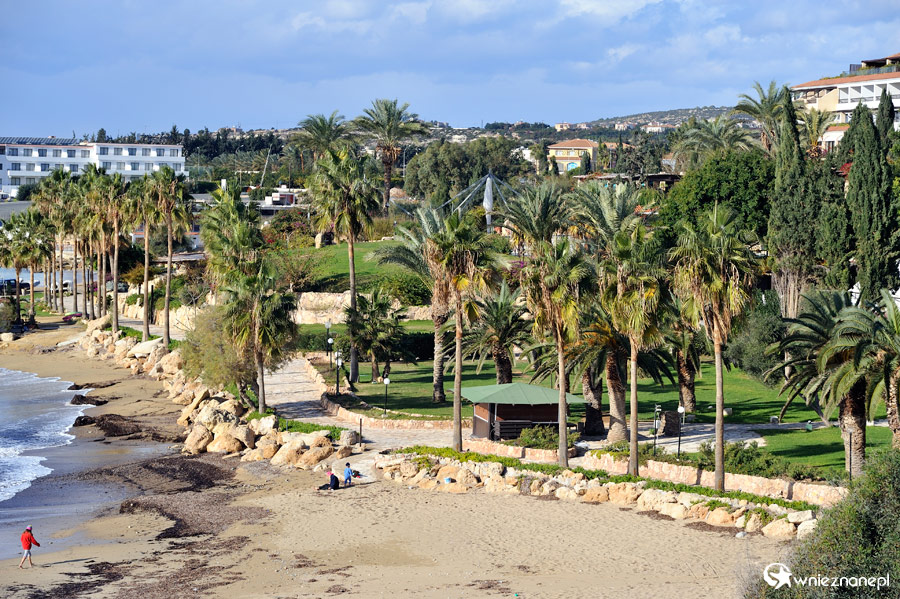 Cypr zimą. Jedna z dwóch plaż tworzących Coral Bay. - foto: wnieznane.pl