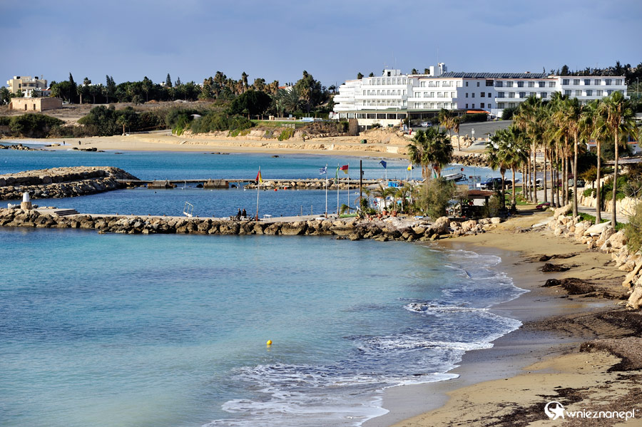 Cypr zimą. Jedna z dwóch plaż tworzących Coral Bay. - foto: wnieznane.pl