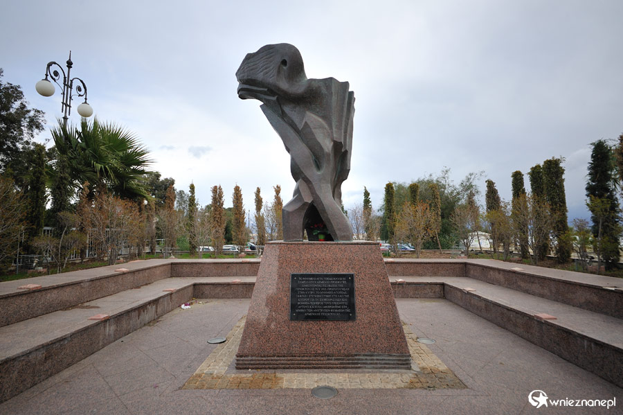 Cypr zimą. Jeden z pomników w Larnace. - foto: wnieznane.pl
