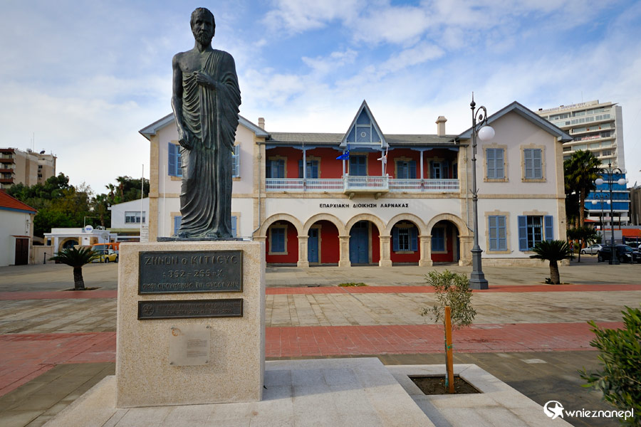 Cypr zimą. Jeden z pomników w Larnace. - foto: wnieznane.pl