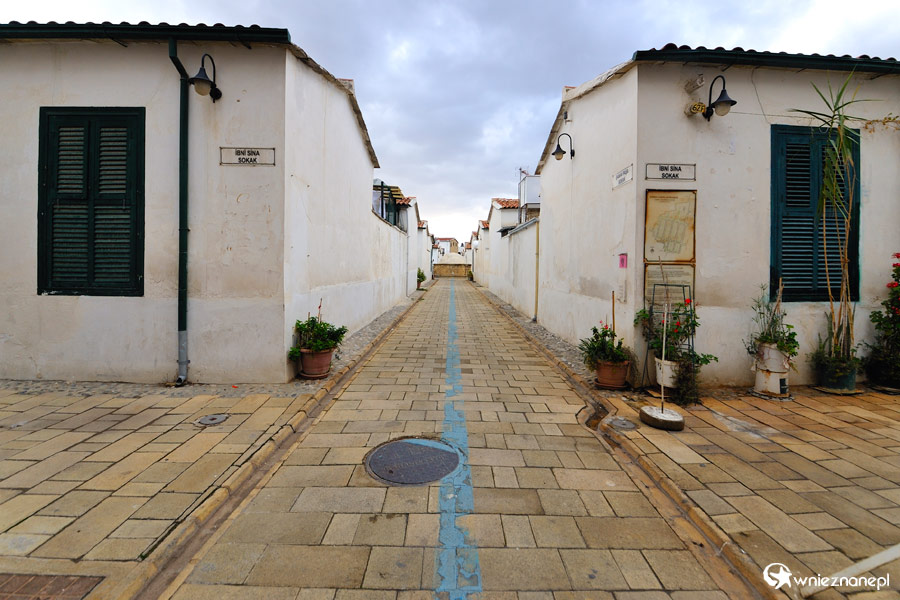 Cypr zimą. Strefa zdemilitaryzowana w Nikozji - granica pomiędzy Cyprem i okupowaną przez Turków częścią, czyli Cyprem Północnym. - foto: wnieznane.pl
