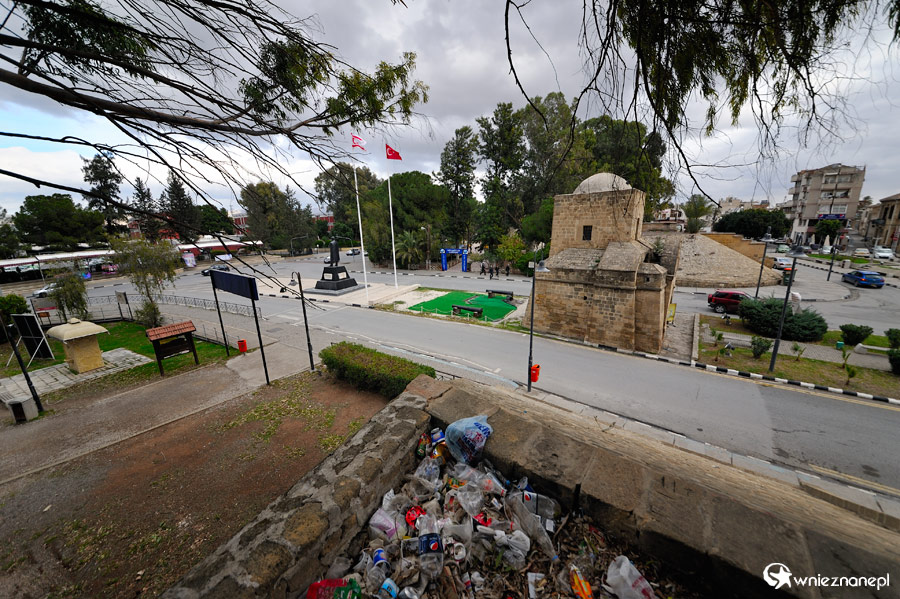 Cypr zimą. Sterta śmieci w centrum Nikozji. - foto: wnieznane.pl