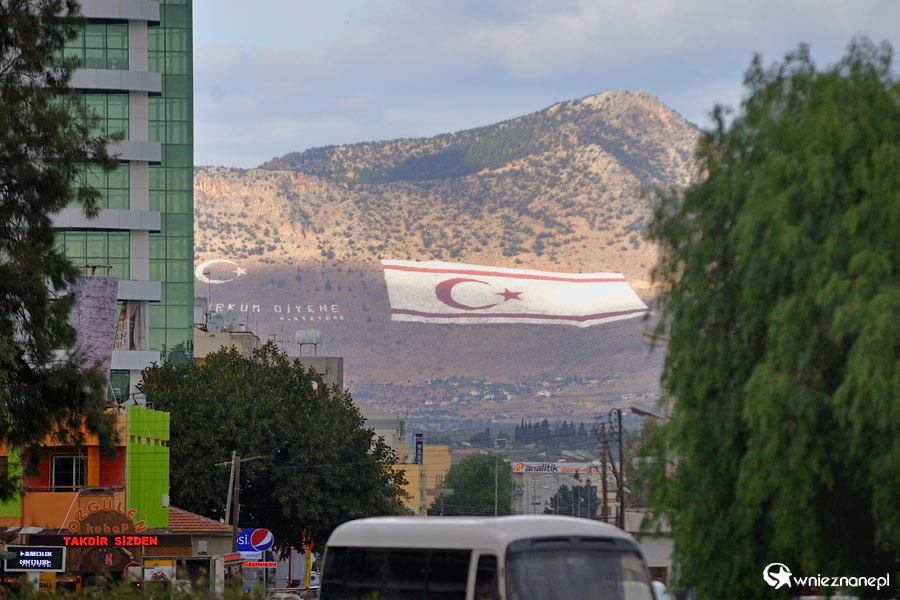 Cypr zimą. Ogromna flaga Cypru Północnego namalowana na górze przy wjeździe do Nikozji ma denerwować Greków i przypominać o okupacji. - foto: wnieznane.pl