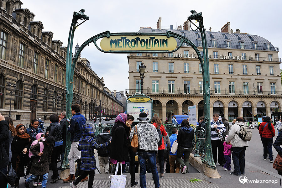 Paryż. Wejście do metra przy Luwrze i Palais Royal. - foto: wnieznane.pl