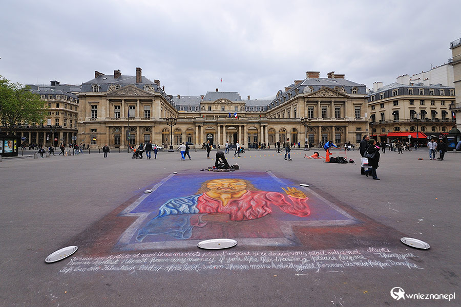 Paryż. Uliczni artyści na placu przed Palais Royal. - foto: wnieznane.pl