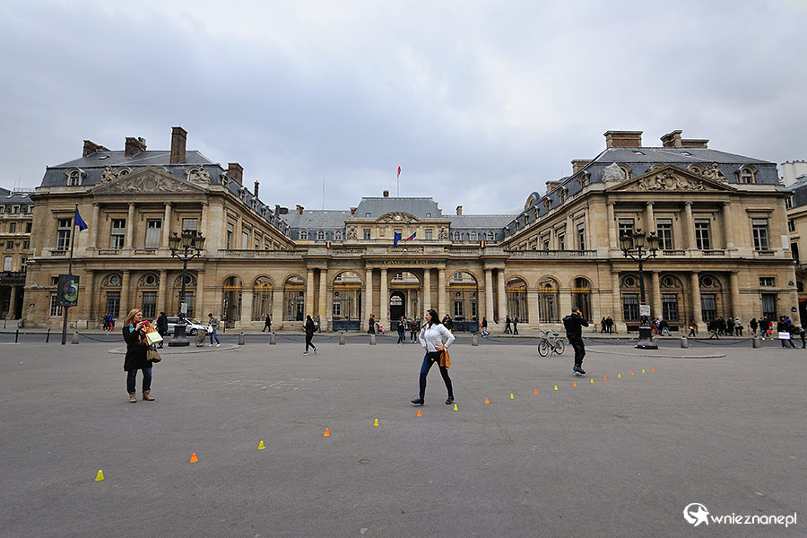 Paryż. Plac przed Palais Royal. - foto: wnieznane.pl