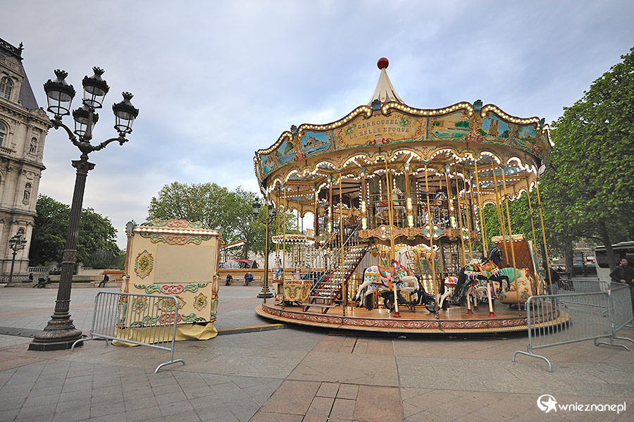 Paryż. Karuzela na placu przy Hotel de Ville. - foto: wnieznane.pl Paryż. Karuzela na placu przy Hotel de Ville. - foto: wnieznane.pl