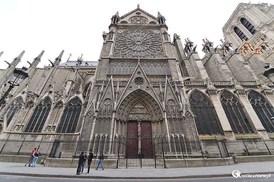 Paryż. Katedra Notre-Dame z ogromną rozetą. - foto: wnieznane.pl