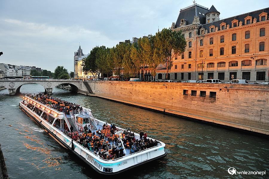 Paryż. Wieczorny rejs po Sekwanie. - foto: wnieznane.pl