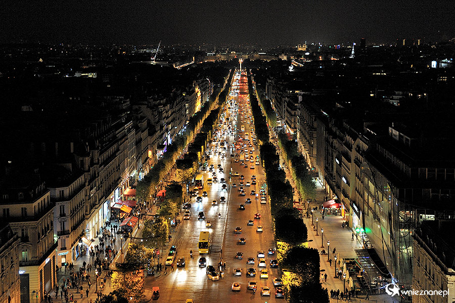 Paryż. Pola Elizejskie widziane z Łuku Triumfalnego. - foto: wnieznane.pl