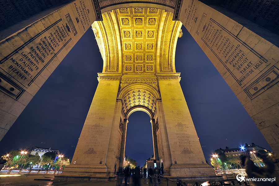 Paryż. Łuk Triumfalny widziany od spodu. - foto: wnieznane.pl Paryż. Łuk Triumfalny widziany od spodu. - foto: wnieznane.pl