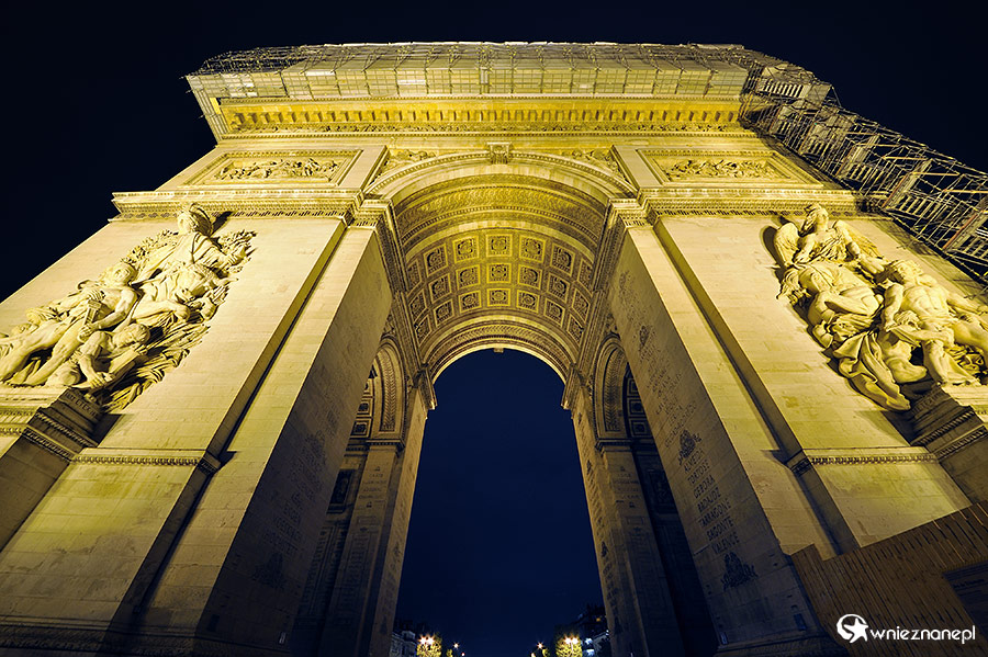 Paryż. Oświetlony Łuk Triumfalny. - foto: wnieznane.pl