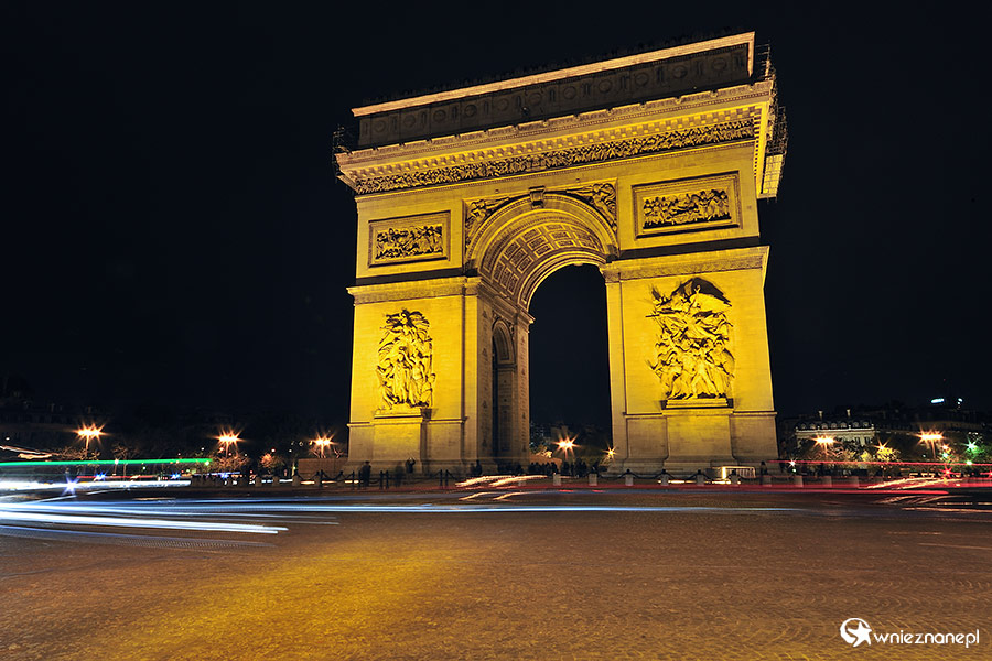 Paryż. Łuk Triumfalny nocą. - foto: wnieznane.pl