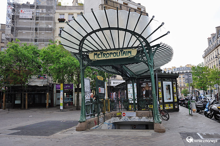Paryż. Zabytkowe wejście do metra. - foto: wnieznane.pl