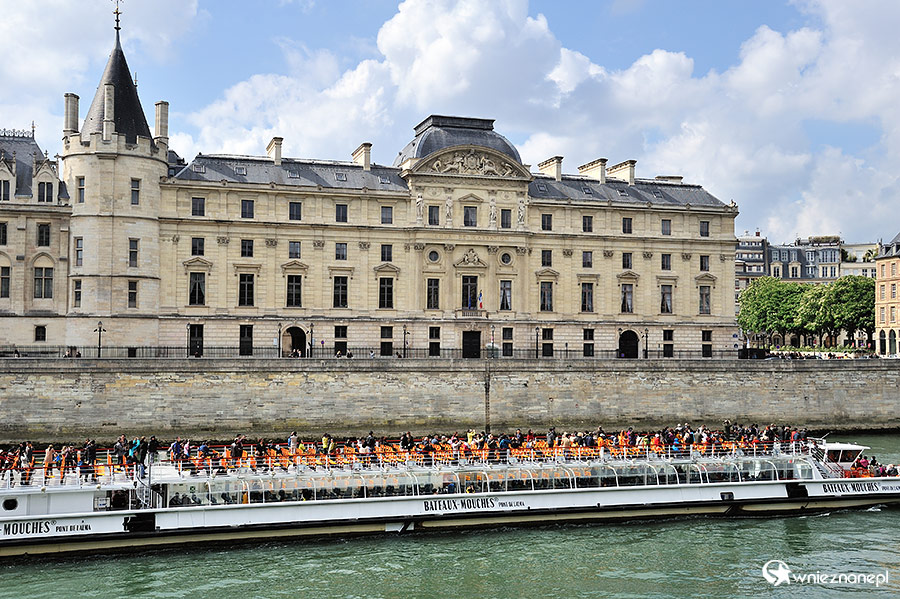 Paryż. Statek wycieczkowy przy Conciergerie. - foto: wnieznane.pl