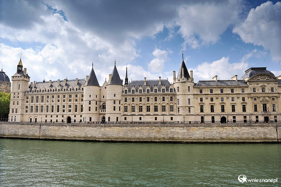 Paryż. Budynek Conciergerie w całej okazałości. - foto: wnieznane.pl