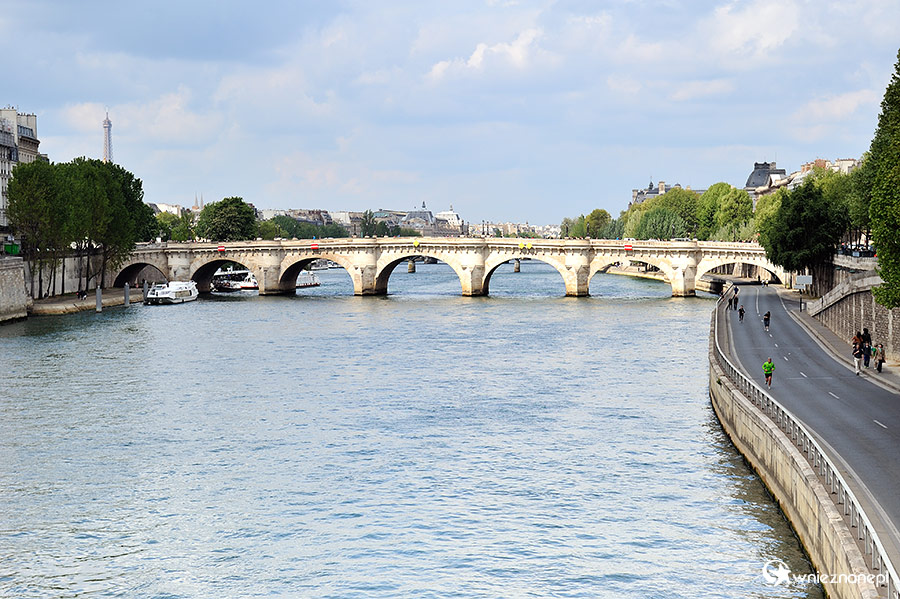 Paryż. Pont Neuf, w tle Wieża Eiffla. - foto: wnieznane.pl