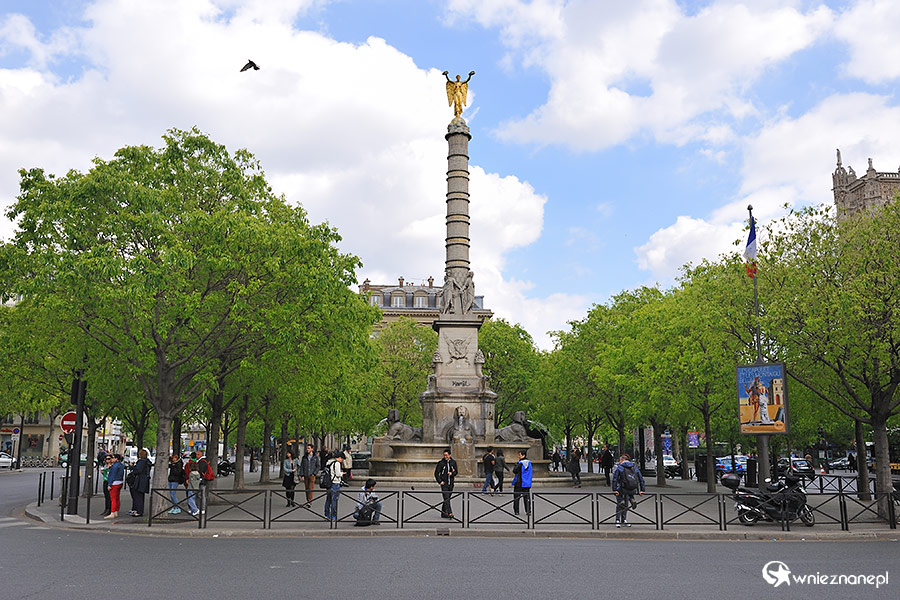 Paryż. Kolumna i fontanna na Place du Chatelet. - foto: wnieznane.pl Paryż. Kolumna i fontanna na Place du Chatelet. - foto: wnieznane.pl