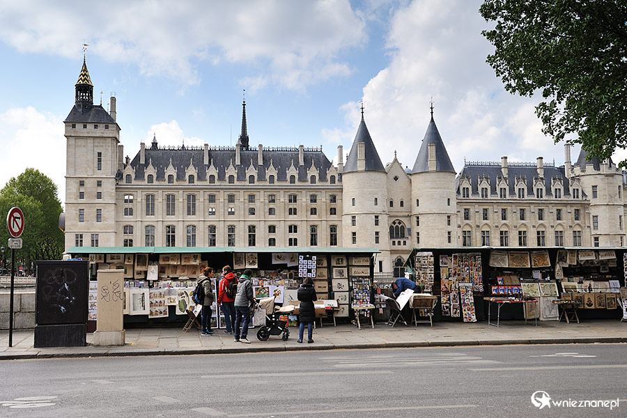 Paryż. Charakterystyczny budynek Conciergerie. - foto: wnieznane.pl Paryż. Charakterystyczny budynek Conciergerie. - foto: wnieznane.pl