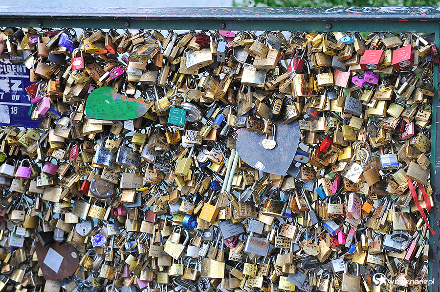 Paryż. Miliony kłódek na Pont des Arts. - foto: wnieznane.pl Paryż. Miliony kłódek na Pont des Arts. - foto: wnieznane.pl