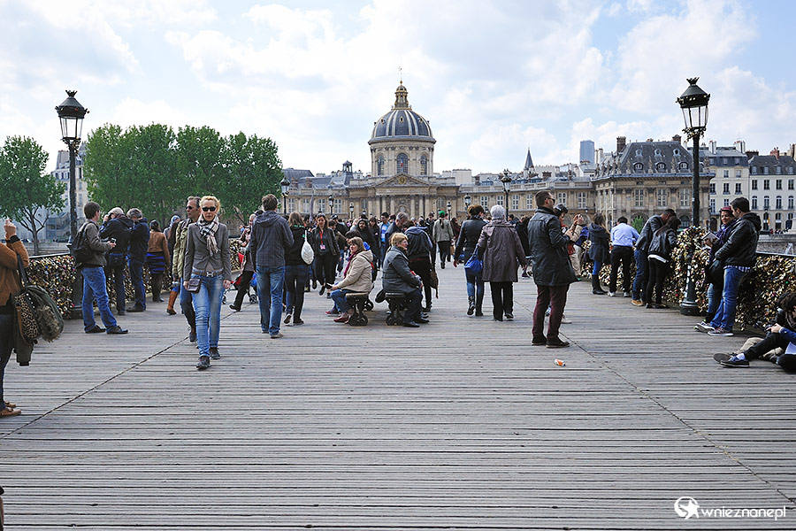 Paryż. Słynny drewniany most Pont des Arts. - foto: wnieznane.pl