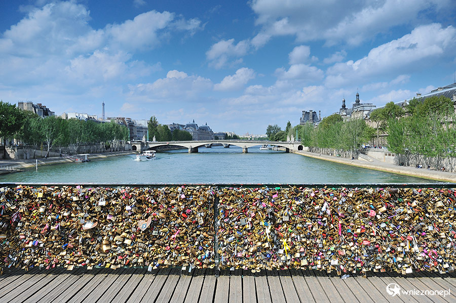 Paryż. Szczelnie wypełniony kłódkami Pont des Arts. - foto: wnieznane.pl
