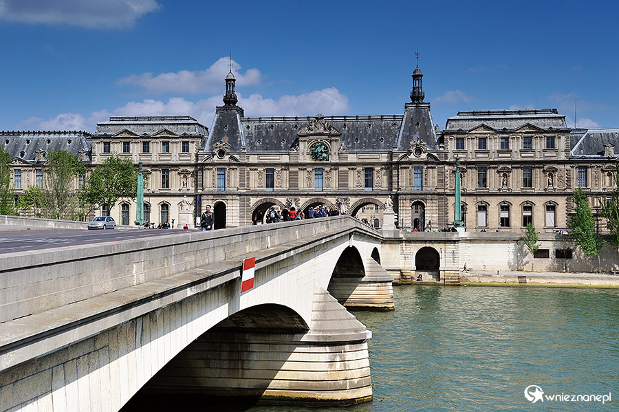 Paryż. Luwr widziany z drugiego brzegu Sekwany. - foto: wnieznane.pl Paryż. Luwr widziany z drugiego brzegu Sekwany. - foto: wnieznane.pl