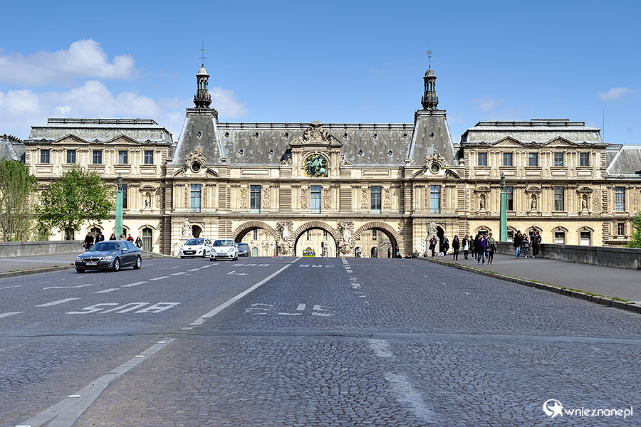 Paryż. Luwr widziany z drugiego brzegu Sekwany. - foto: wnieznane.pl