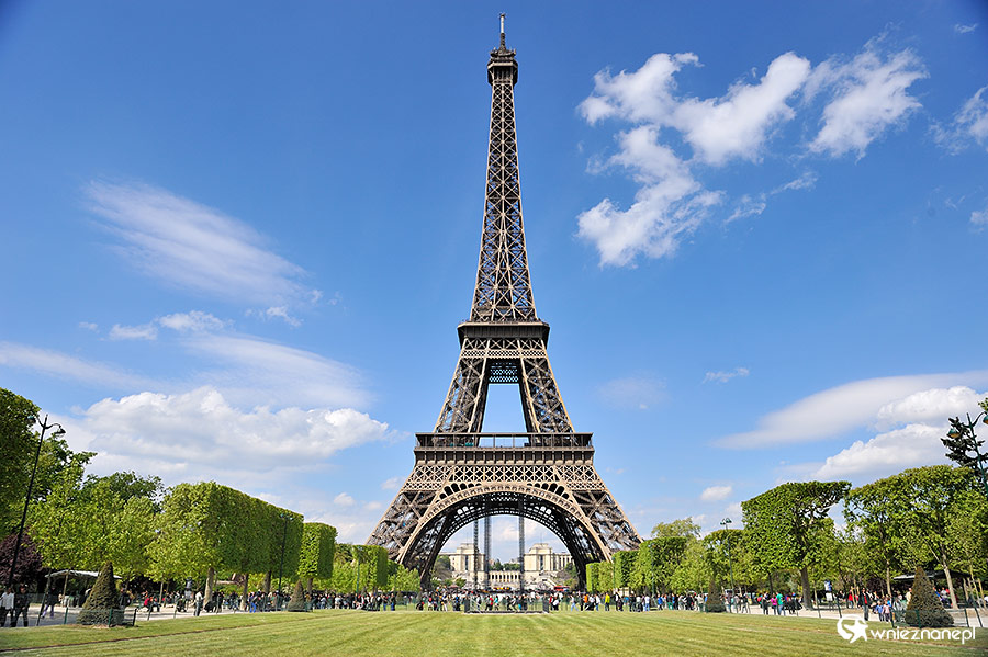 Paryż. Wieża Eiffla w całej okazałości. - foto: wnieznane.pl