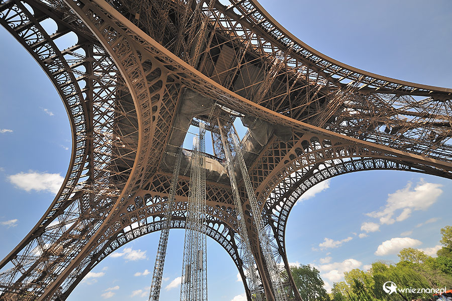 Paryż. Wieża Eiffla widziana od spodu. - foto: wnieznane.pl Paryż. Wieża Eiffla widziana od spodu. - foto: wnieznane.pl