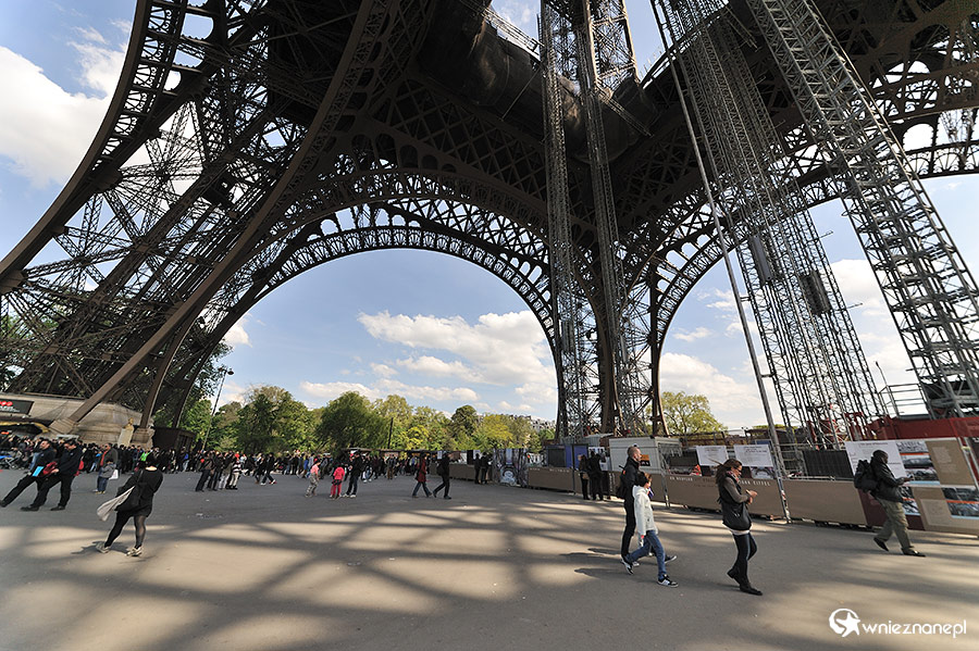 Paryż. Pod Wieżą Eiffla. - foto: wnieznane.pl