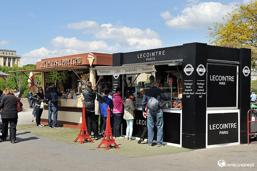 Paryż. Budki z jedzeniem niedaleko Wieży Eiffla. - foto: wnieznane.pl