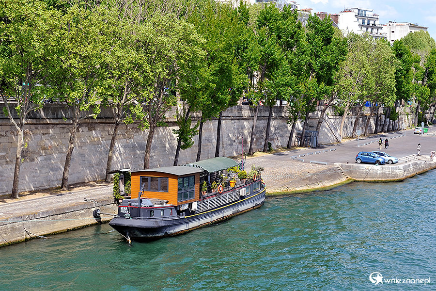 Paryż. Brzeg Sekwany w okolicy Wieży Eiffla. - foto: wnieznane.pl