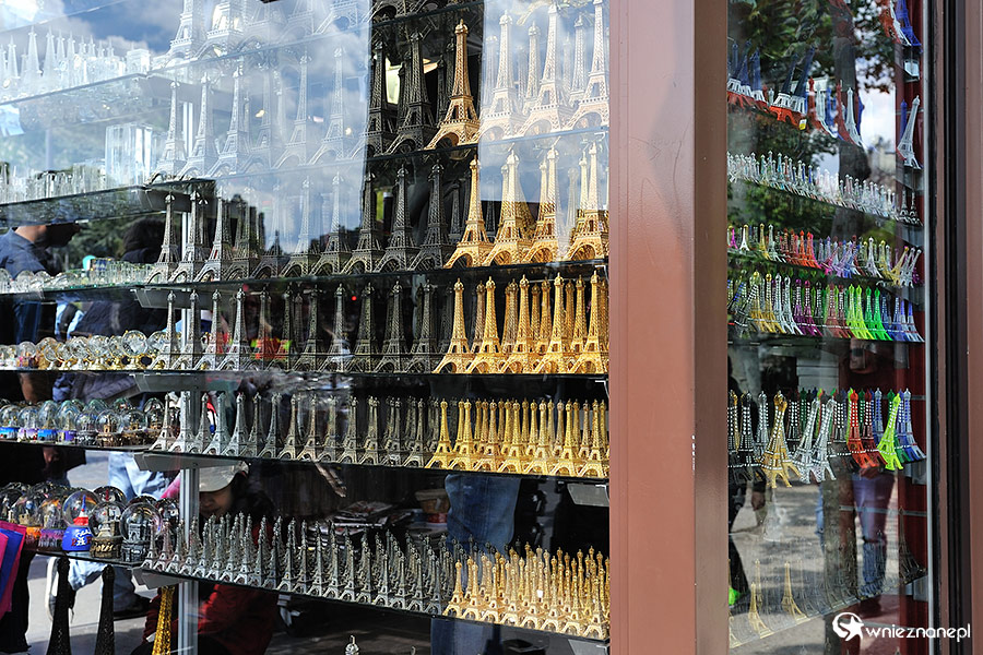 Paryż. Ogromny wybór miniaturowych Wież Eiffla. - foto: wnieznane.pl Paryż. Ogromny wybór miniaturowych Wież Eiffla. - foto: wnieznane.pl