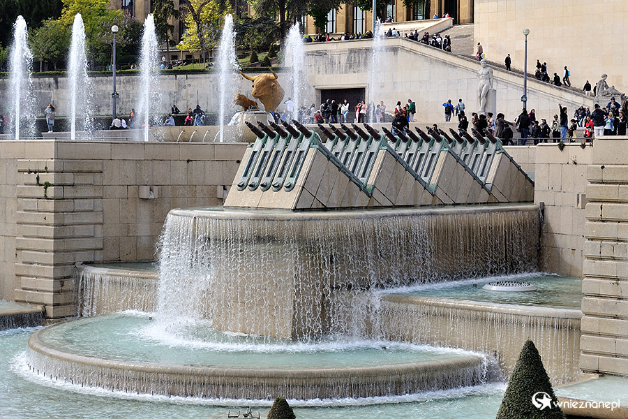 Paryż. Efektowne fontanny przy Trocadero. - foto: wnieznane.pl