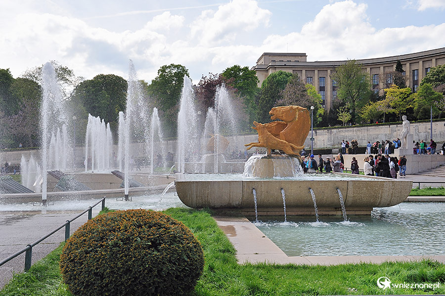 Paryż. Fontanny przy Trocadero. - foto: wnieznane.pl Paryż. Fontanny przy Trocadero. - foto: wnieznane.pl